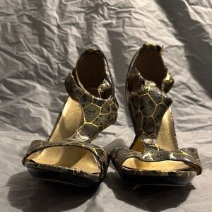 Stylish Women's Black and Gold Heels